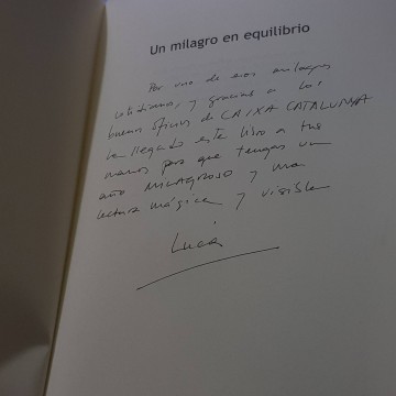 UN MILAGRO EN EQUILIBRIO, LUCÍA ETXEBARRIA. (FIRMADO).