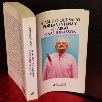 EL ABUELO QUE SALTÓ POR LA VENTANA Y SE LARGÓ, JONAS JONASSON.