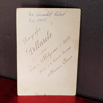 ALBUMINA CABALLERO CON BIGOTE.
