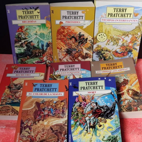 LOTE 8 NOVELAS DE TERRY PRATCHETT. LOTE 8 NOVELAS DE TERRY PRATCHETT.