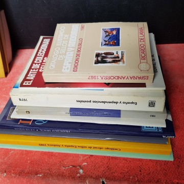 LOTE 8 LIBROS DE FILATELIA.
