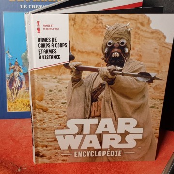 STAR WARS, ARMES DE CORPS À CORPS ET ARMES À DISTANCE.