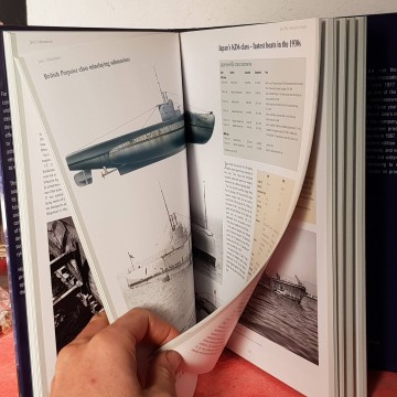 SUBMARINES, WAR BENEATH THE WAVES, ROBERT HUTCHSINON.