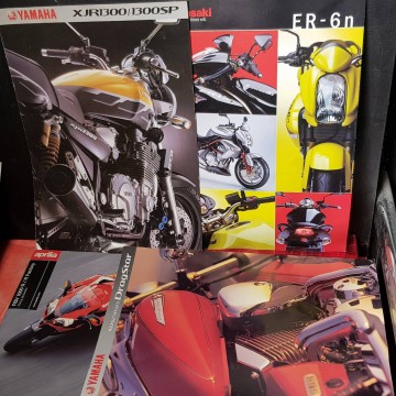 LOTE 4 CATÁLOGOS DE MOTOCICLETAS.