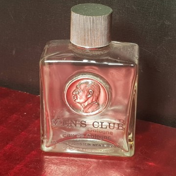 Antigua botella vacía Men's Club.