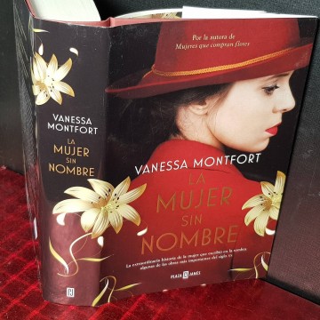 La mujer sin nombre, Vanessa Montfort.
