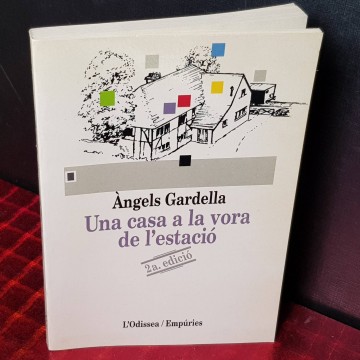 Una casa a la vora de l'estació, Àngels Gardella.