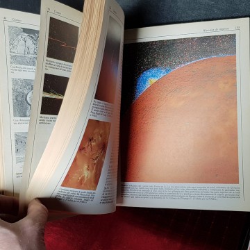 Cosmos, Carl Sagan.