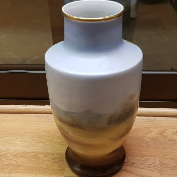 Jarrón pintado a mano.
