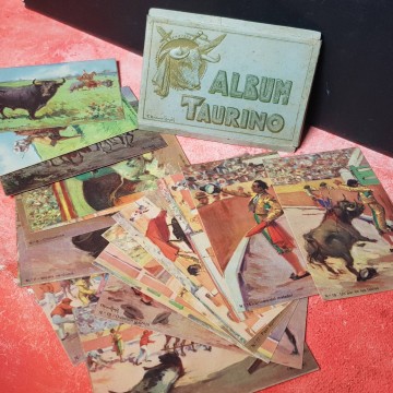 Álbum taurino con 20 postales.