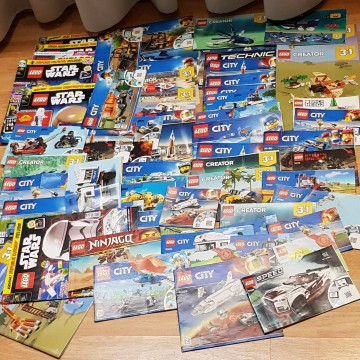 Lote 55 manuales y 5 revistas Lego.