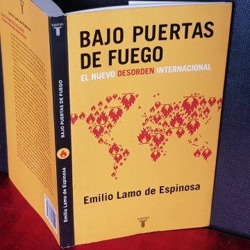 Bajo puertas de fuego, Emilio Lamo de Espinosa.