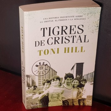 Tigres de cristal, Toni Hill.