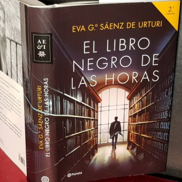 El libro negro de las horas, Eva G. Sáenz de Urturi.