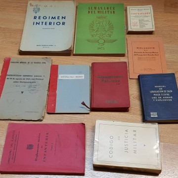 Lote 10 artículos juridico-militares.