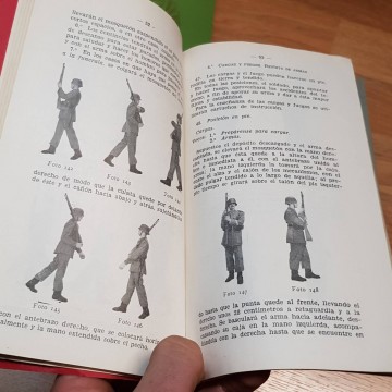 Lote 10 artículos juridico-militares.