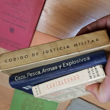 Lote 10 artículos juridico-militares.