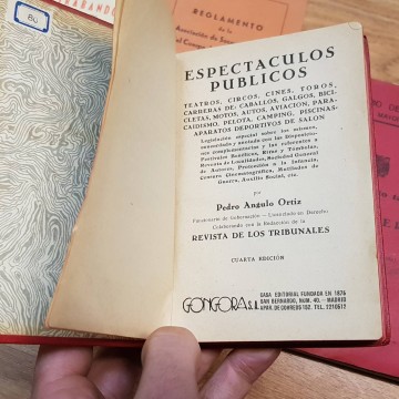 Lote 10 artículos juridico-militares.