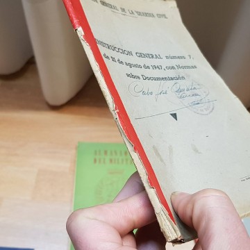 Lote 10 artículos juridico-militares.