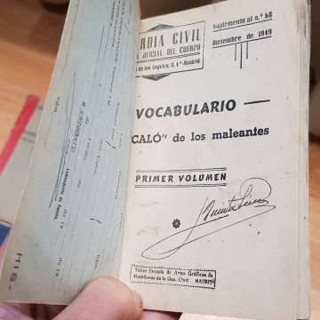 Lote 10 artículos juridico-militares.