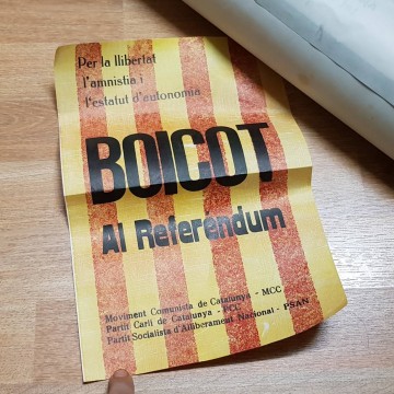 Lote 40 carteles de política.