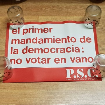 Lote 40 carteles de política.