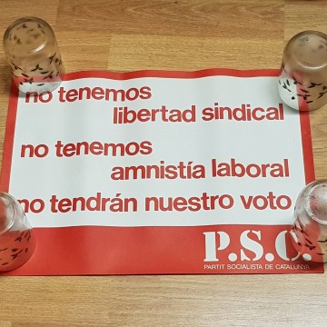 Lote 40 carteles de política.
