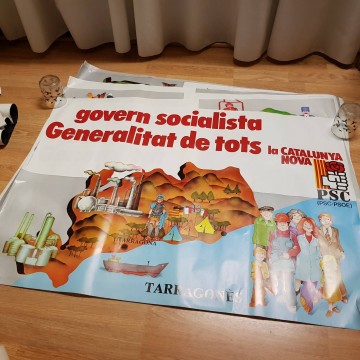 Lote 40 carteles de política.