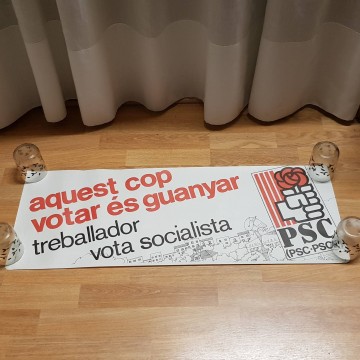 Lote 40 carteles de política.
