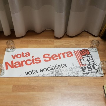 Lote 40 carteles de política.