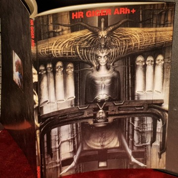 HR Giger ARh+ (en francés).