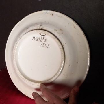 Plato de porcelana pintado a mano.