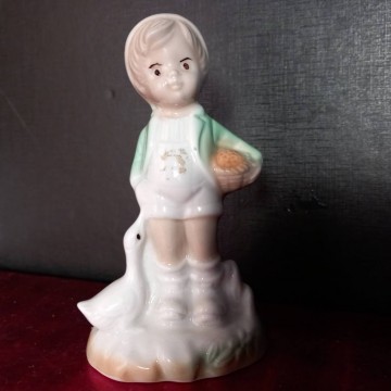 Figura de porcelana Niño con pato.