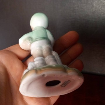 Figura de porcelana Niño con pato.