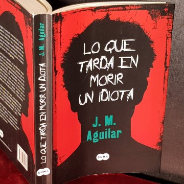 Lo que tarda en morir un idiota, J.M. Aguilar.