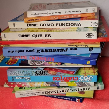 LOTE 25 CUENTOS, CÓMICS... INFANTILES.