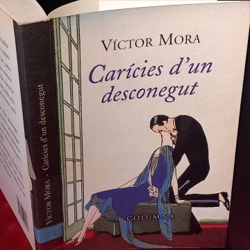 Carícies d'un desconegut, Víctor Mora.