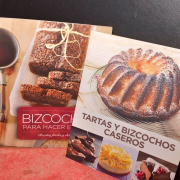 Lote 2 recetarios de repostería.