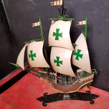 Barco antiguo de metal