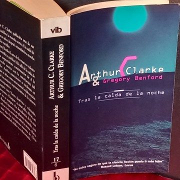 Tras la caída de la noche, Arthur C. Clarke y Gregory Benford.
