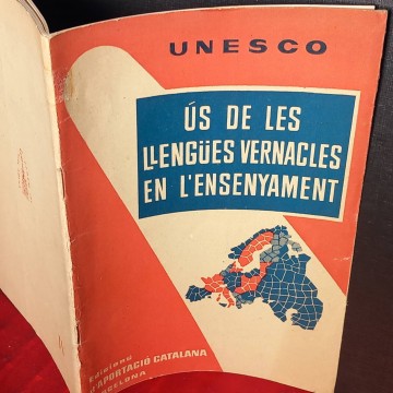 Ús de les llengües vernacles en l'ensenyament.