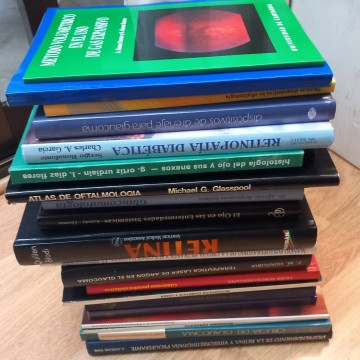 Lote 25 libros de oftalmología.