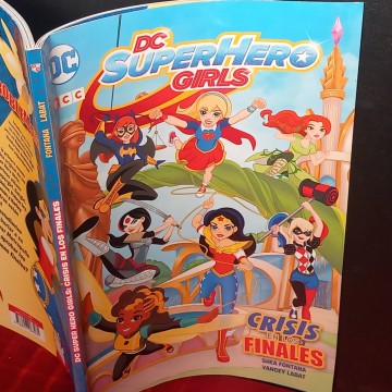 DC Superhero girls: crisis en los finales.
