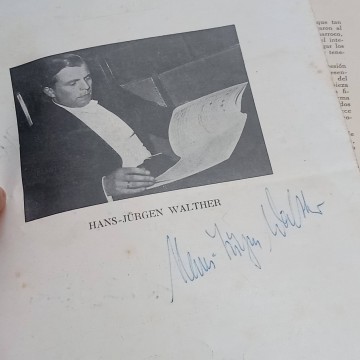Lote 45 folletos de música clásica con autógrafos.