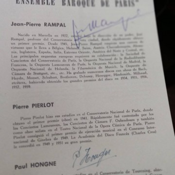 Lote 45 folletos de música clásica con autógrafos.