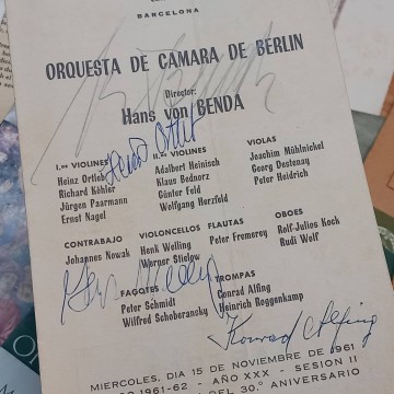 Lote 45 folletos de música clásica con autógrafos.