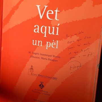 Vet aquí un pèl, M. Àngels Juanmiquel Rovira (firmat).