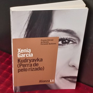Kudryavka, perra de pelo rizado, Xenia García.