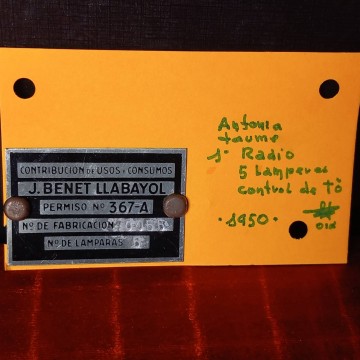 Placa contribución de usos y consumos, para radio.