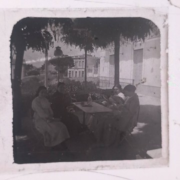 Lote 7 antiguas fotografías estereoscópicas en cristal.